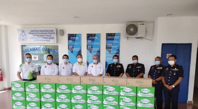 FCAS and Yee Lee hand over 100 cartons of Spritzer mineral water to Sabah police
