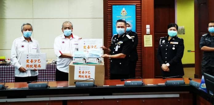 沙华堂捐赠口罩与 沙巴警察与移民厅
