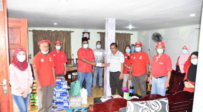 Biro Kebajikan BERSATU bantu mangsa kebakaran Kg. Binsuluk