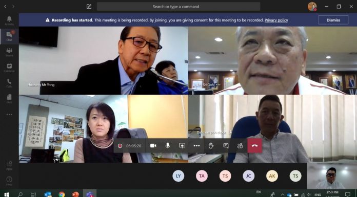 华总会长吴添泉:沙华堂配合皇帽集团推动“安全校园”捐体温测量器予华校
