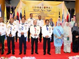 KM Dan Isteri Hadiri Royal Mess Night